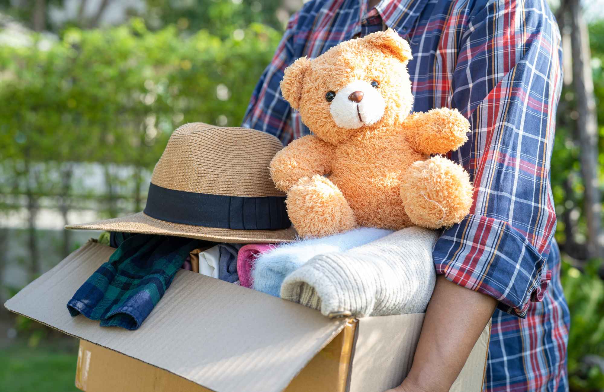 organized-by-keli-&-co-denver-co-letting-go-of-sentimental-items-person-carrying-box-of-items-to-donate-curated-move-management
