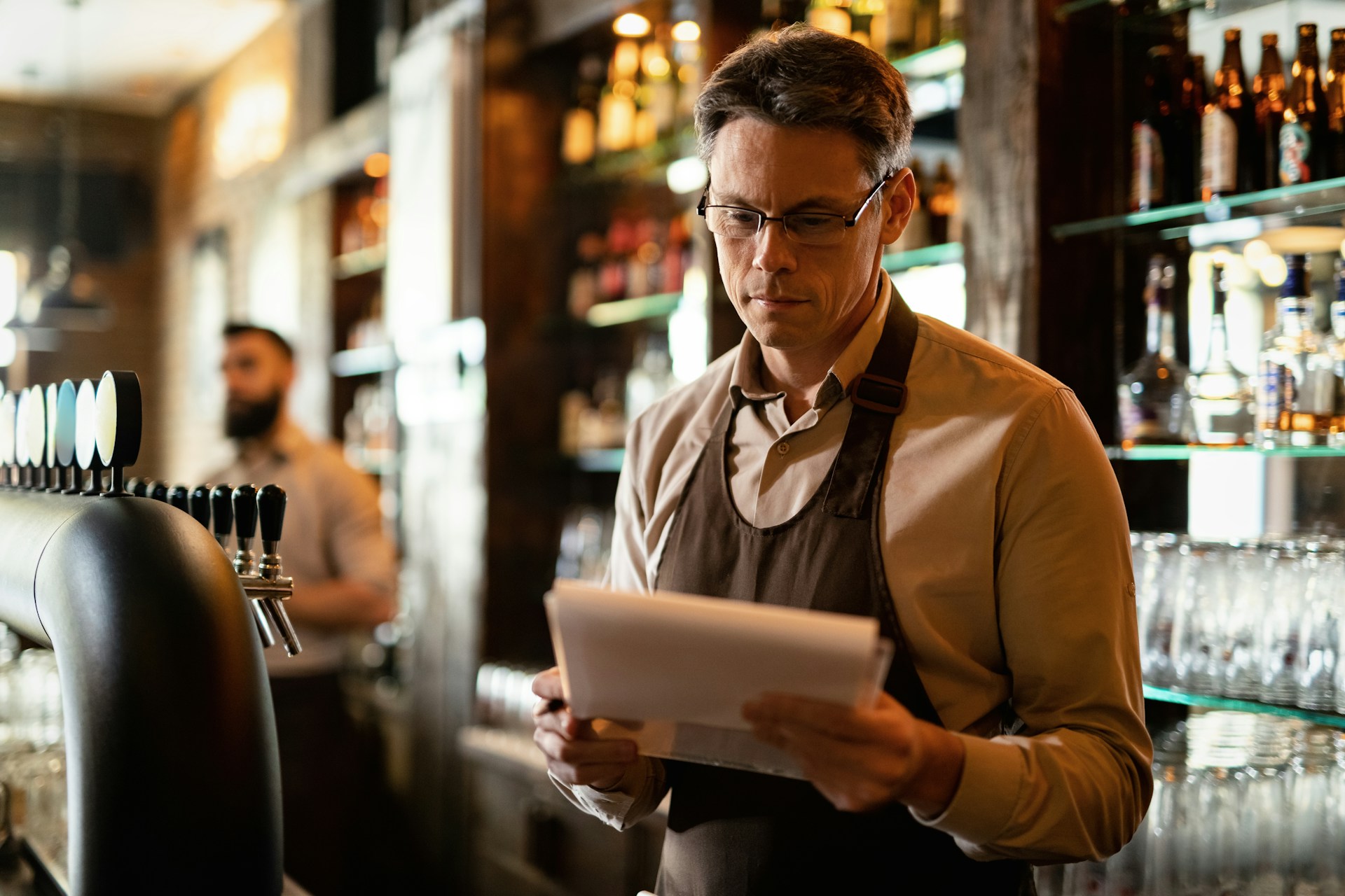 Restaurant operators discussing fractional operations strategy