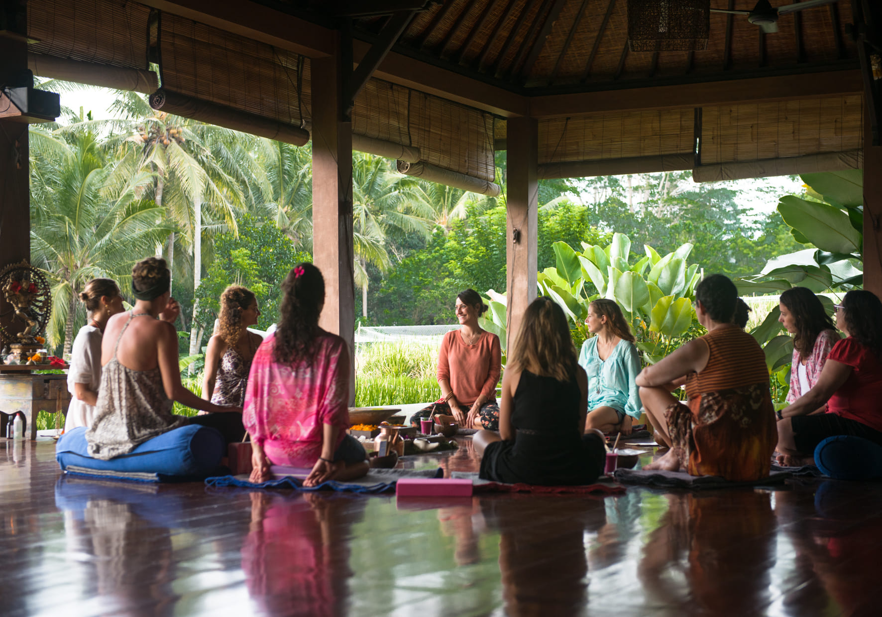 Grupo en práctica de meditación