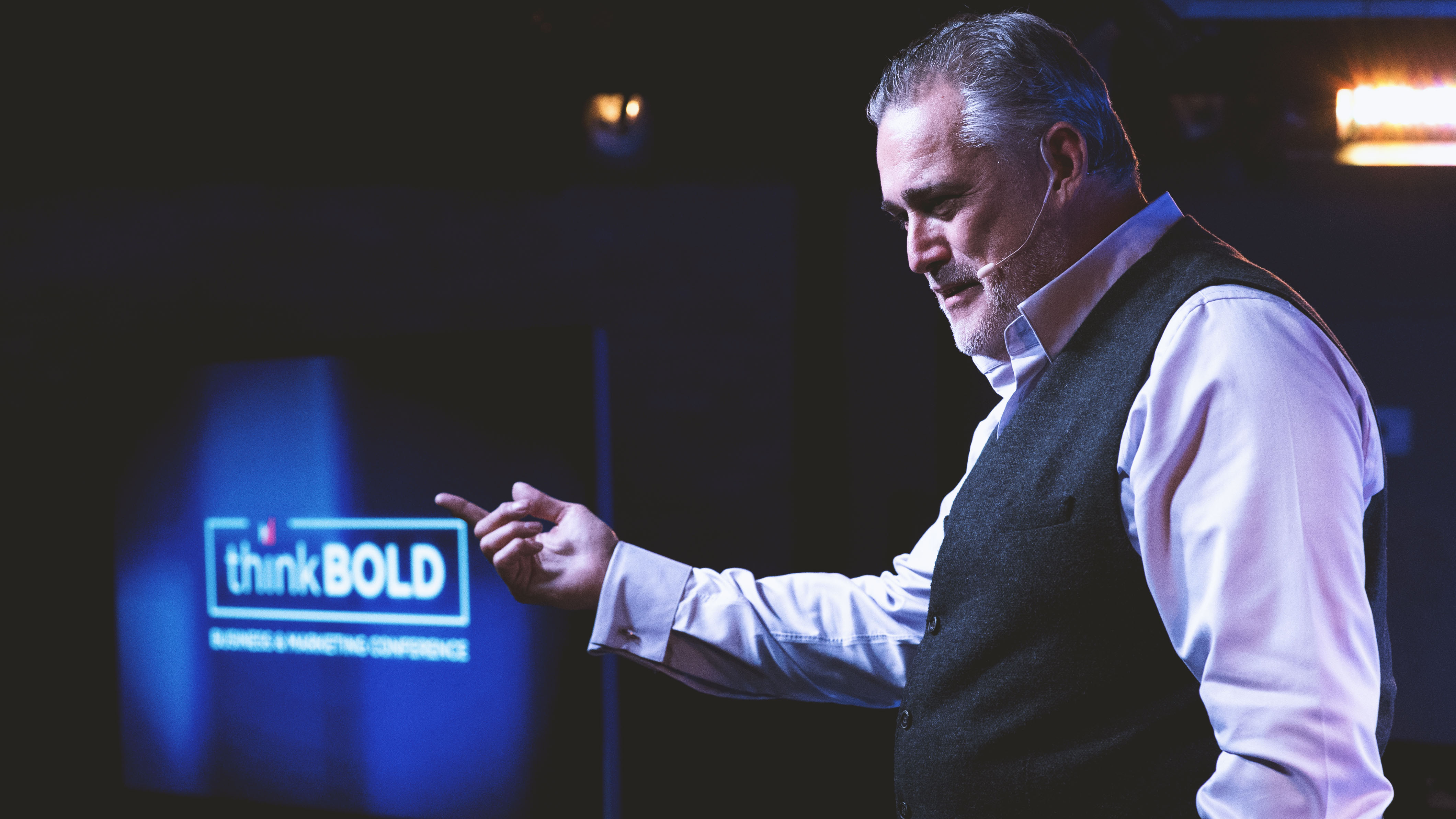 Jeffrey Hayzlett delivering keynote at Business and Marketing Conference