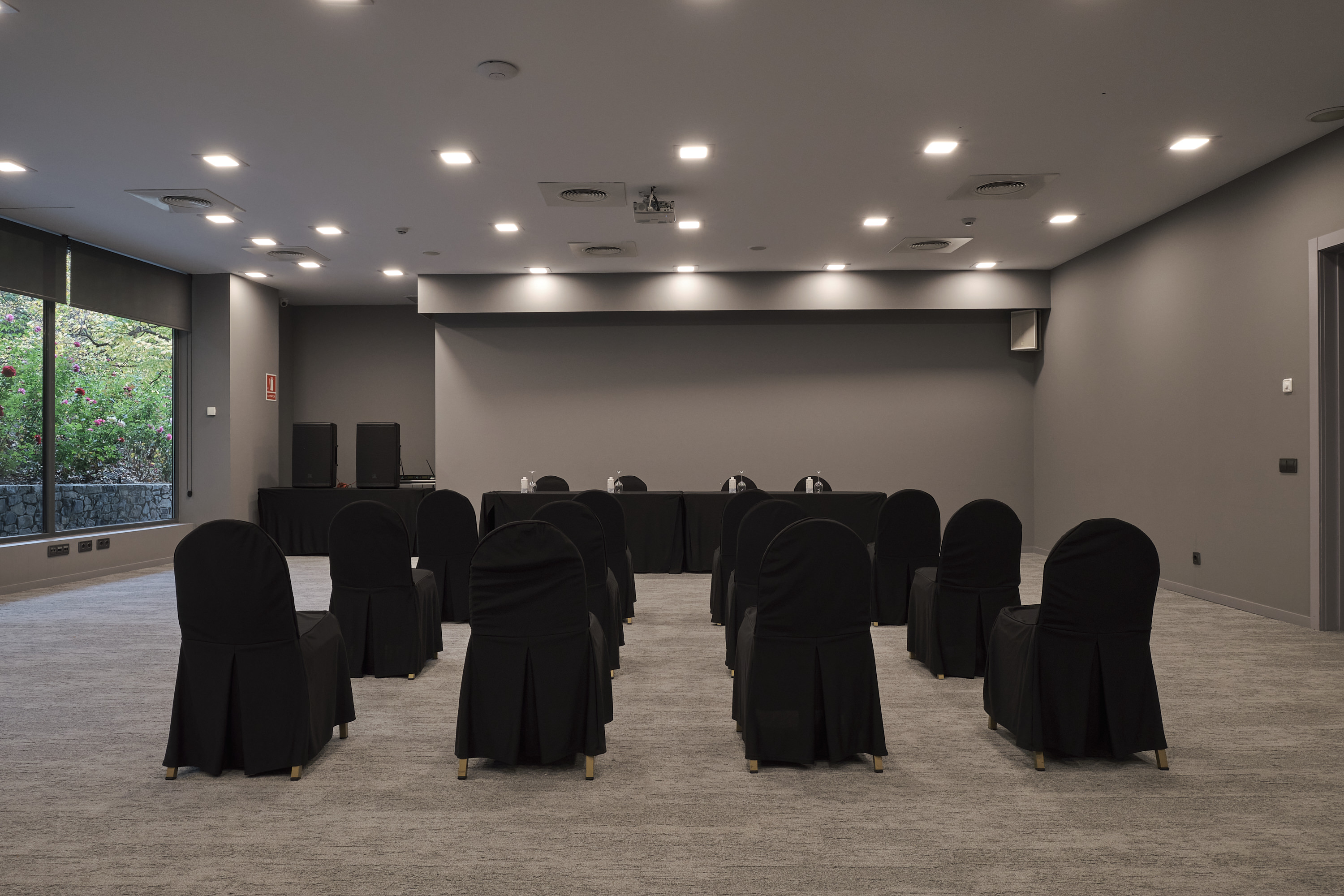 Gran salón montado para conferencia