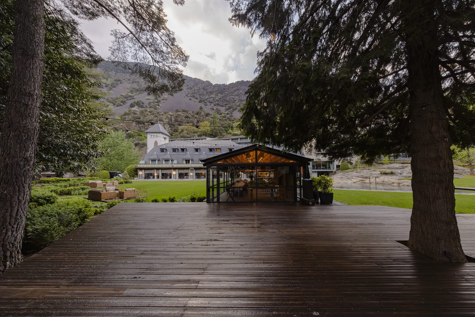 La pérgola en los jardines del hotel