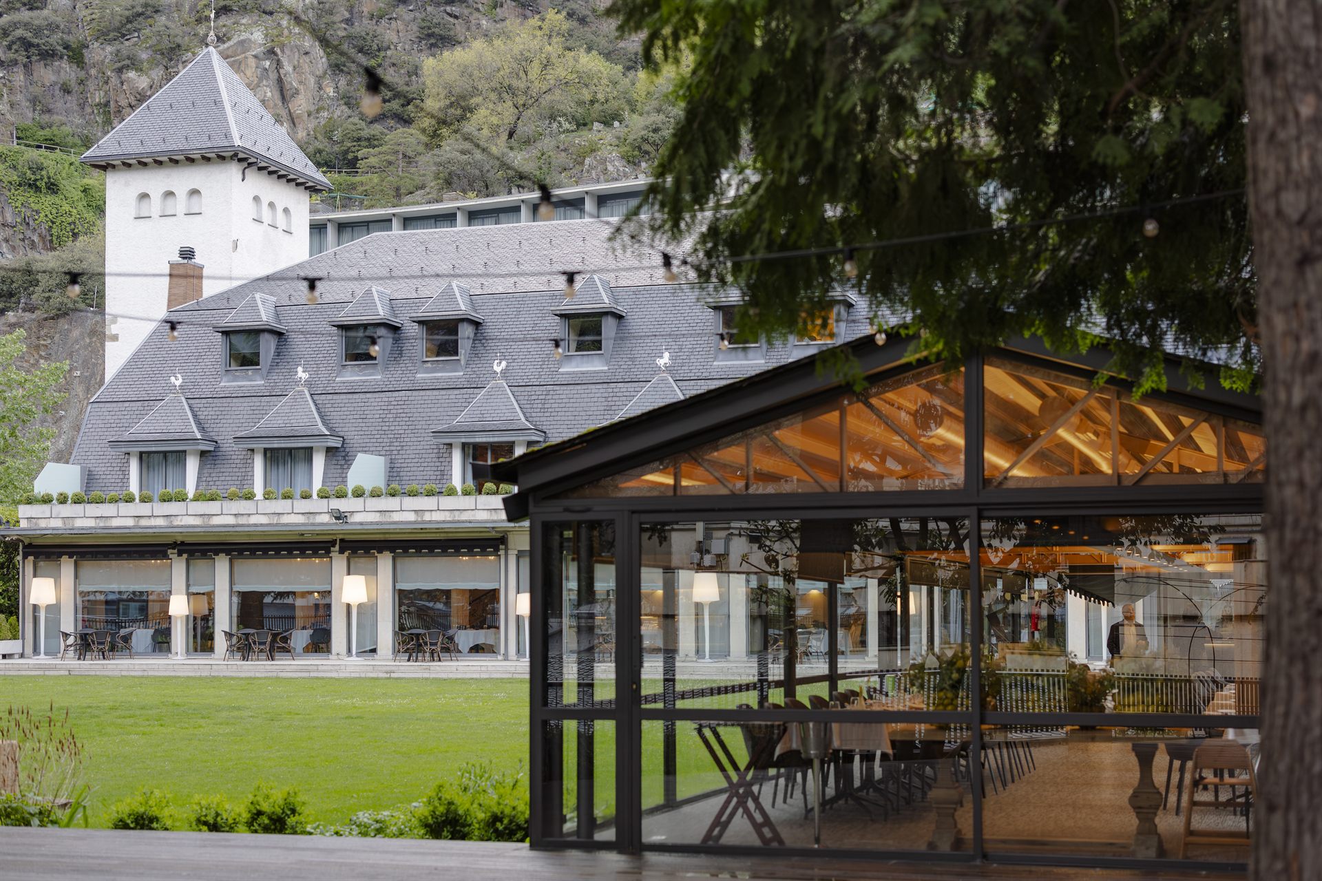 Fachada del Andorra Park Hotel y la pérgola de cristal de La Pérgola sobre los jardines