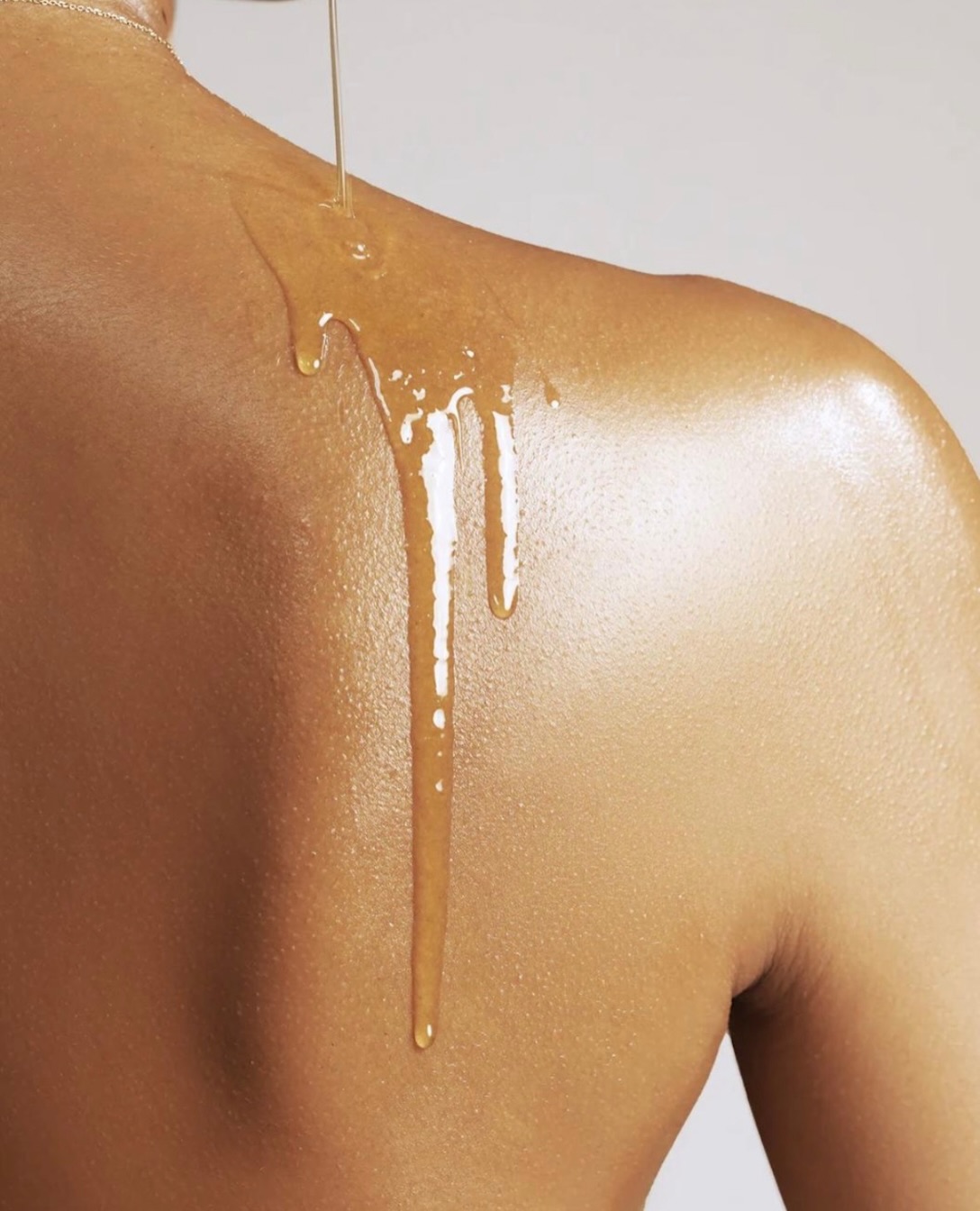 Aceite deslizándose por el hombro