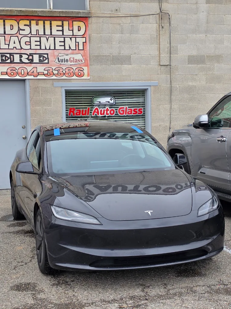 Vehicle windshield calibration service