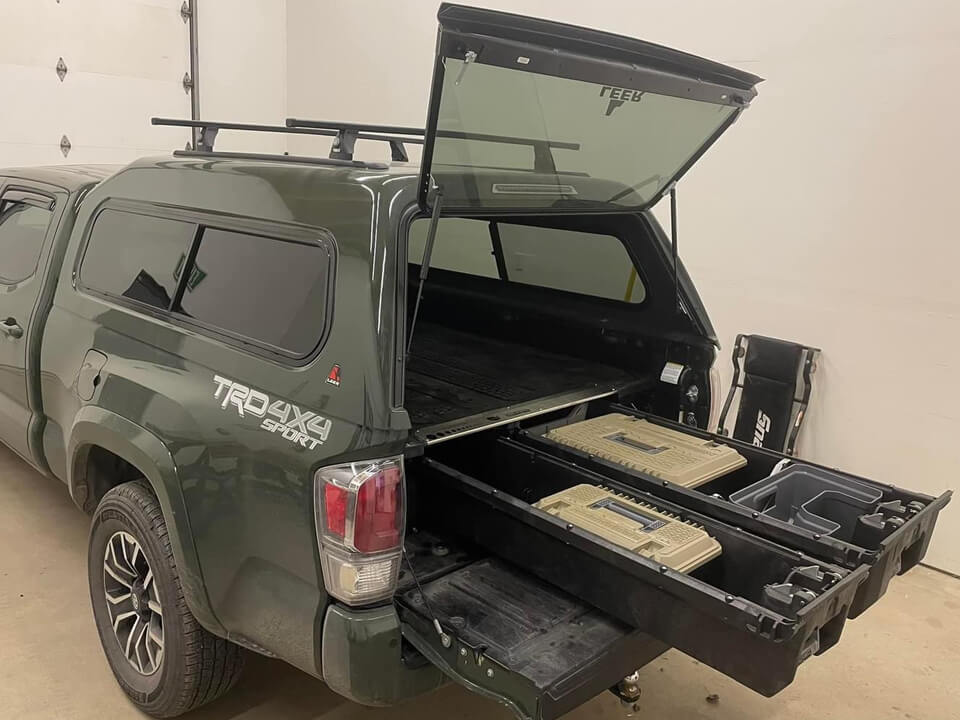 LEER Twist Handle, SmartCap Smart Latch, and modular designs offer secure, easy truck bed access with customizable features for enhanced cargo protection.