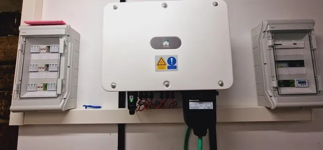Inversor y cuadros eléctricos de una instalación solar
