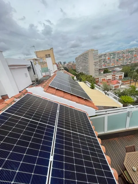Placas solares en la azotea de un edificio de viviendas