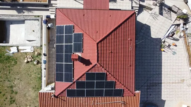 Tejado de teja roja con placas solares, vista cenital