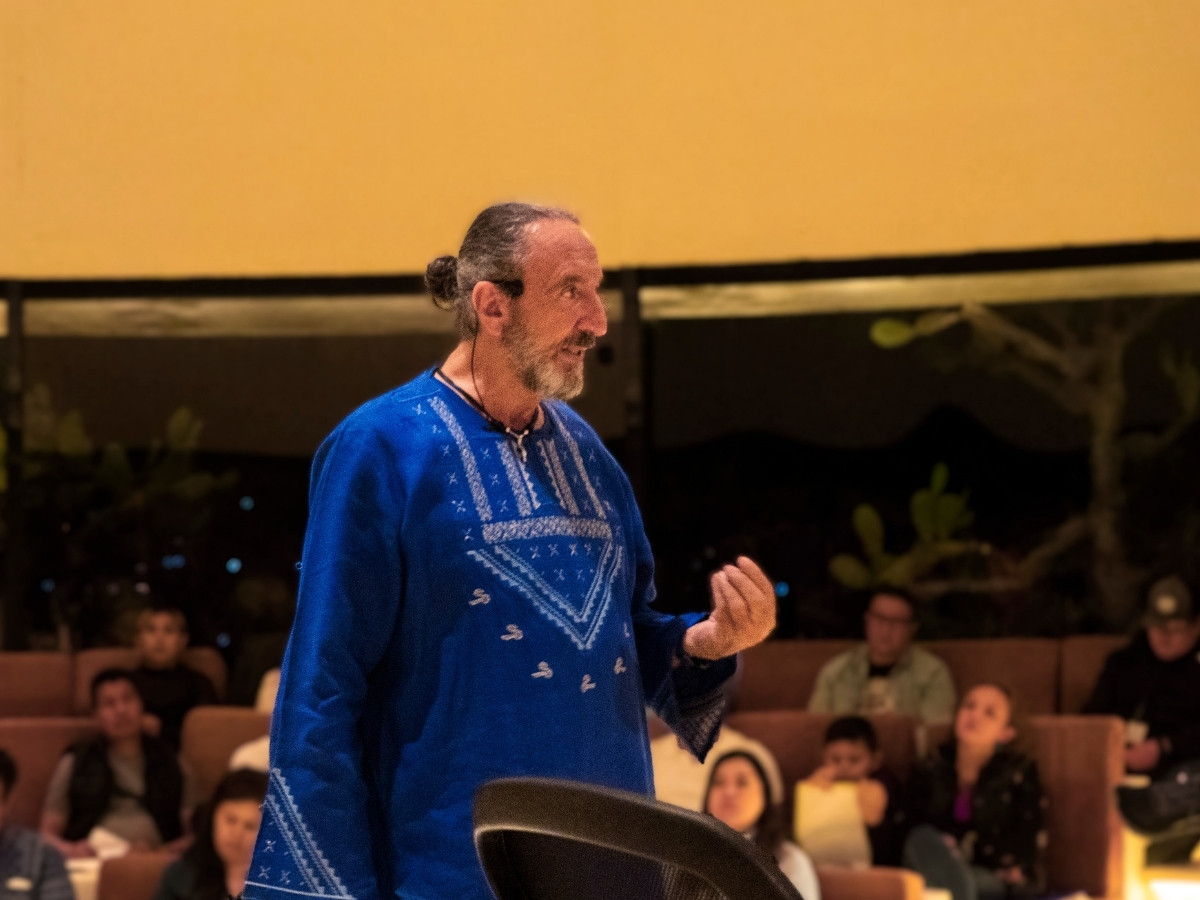 Michel guiando sesión