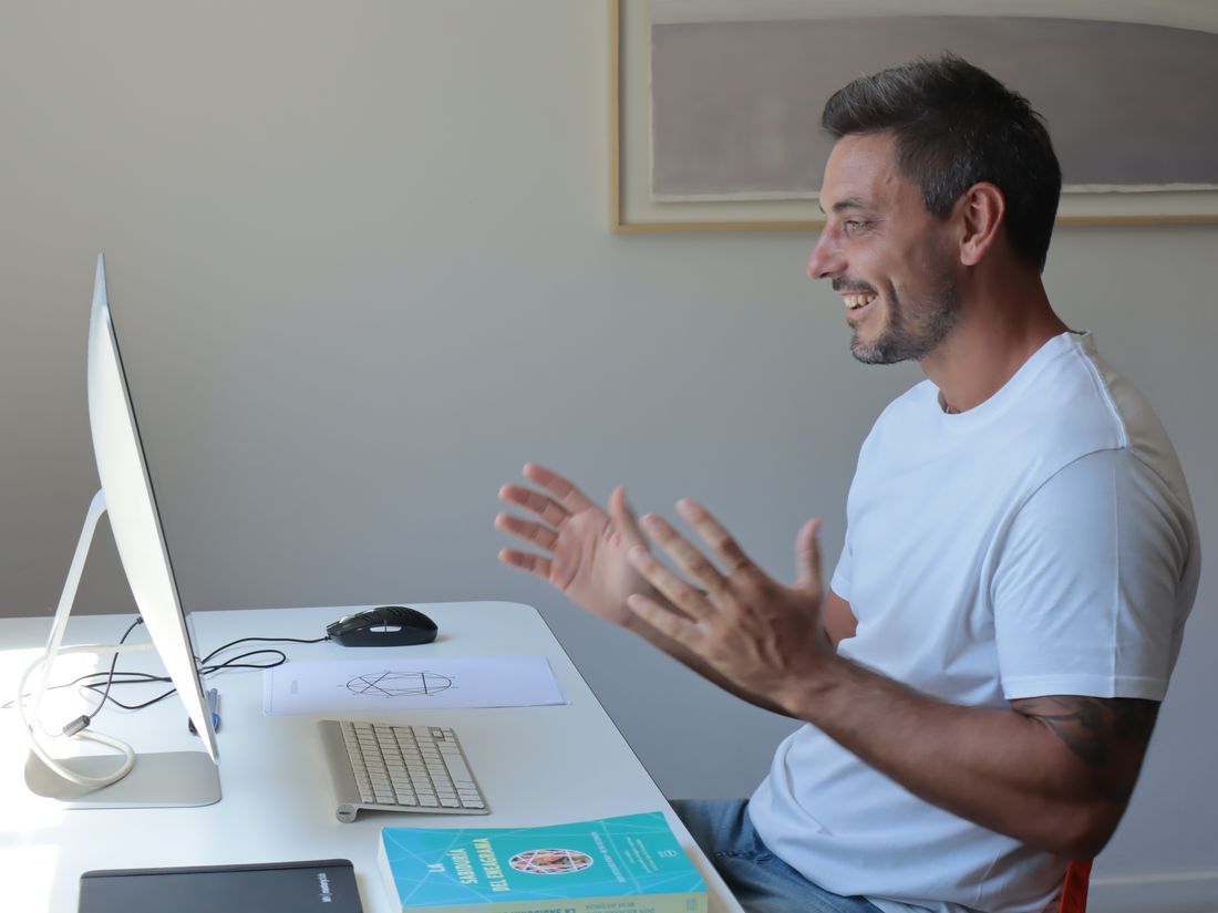 Juan haciendo una lectura de Eneagrama