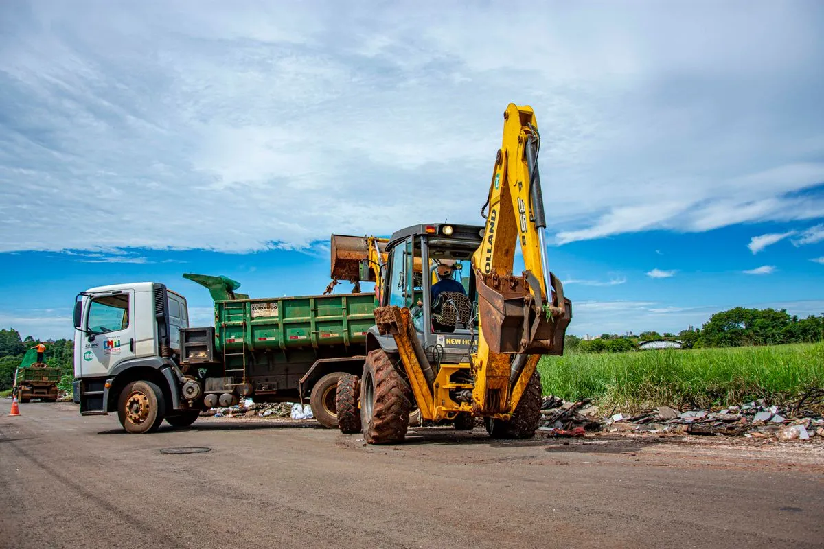 Excavator and dump truck clearing rubble and debris from a job site in Metro Atlanta