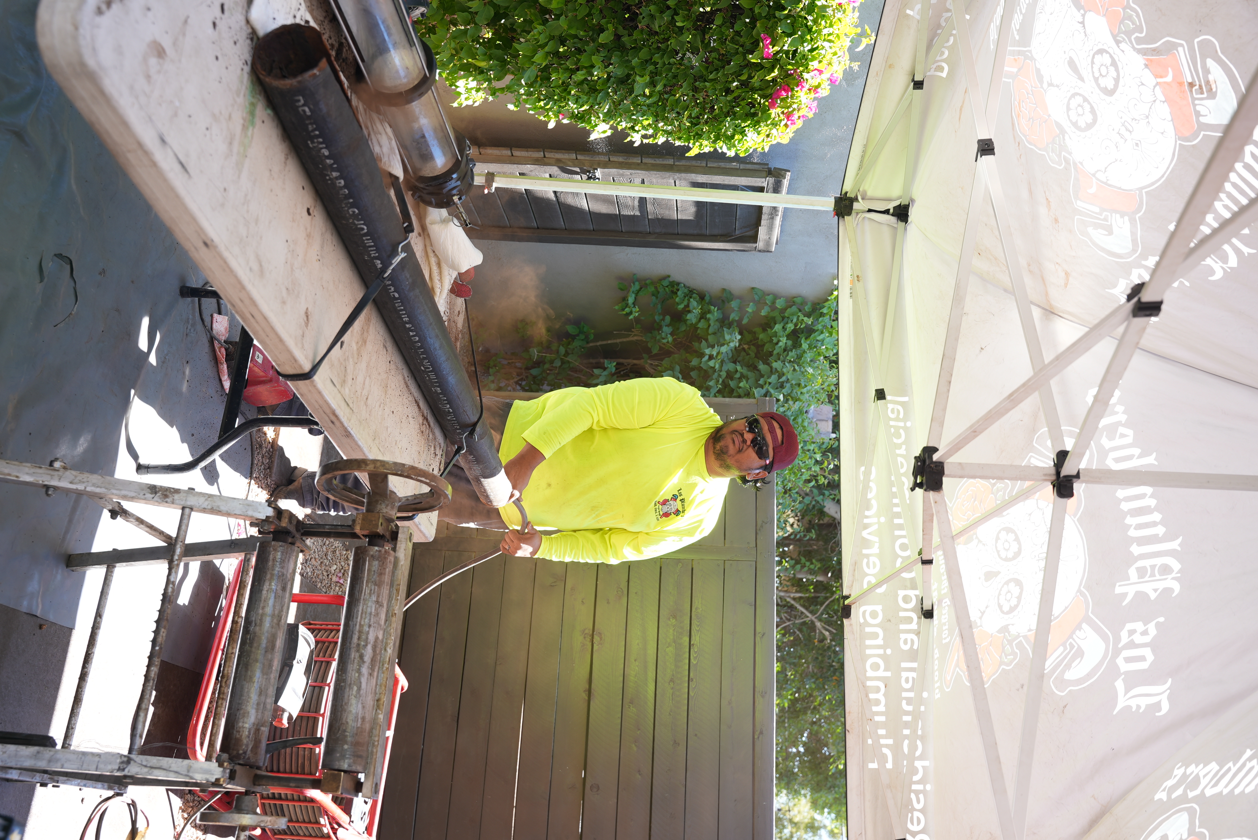 Los Plumbers worker cleaning out sewer pipe