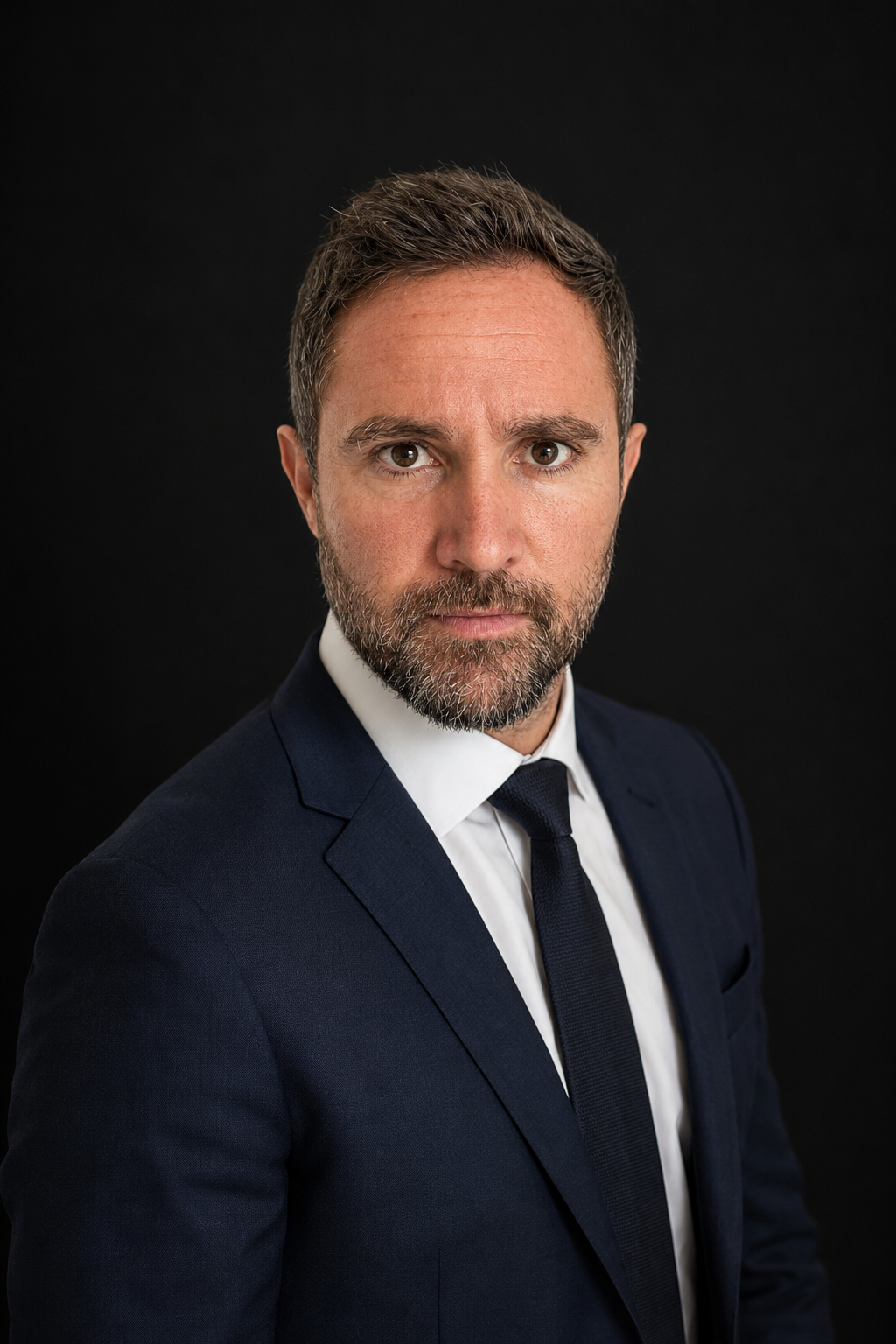 Portrait exécutif en costume marine avec cravate