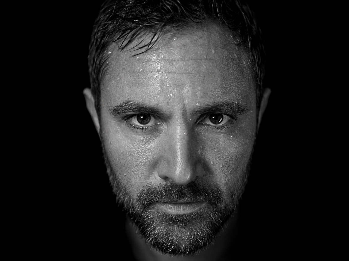 Portrait noir et blanc gros plan avec gouttes d'eau