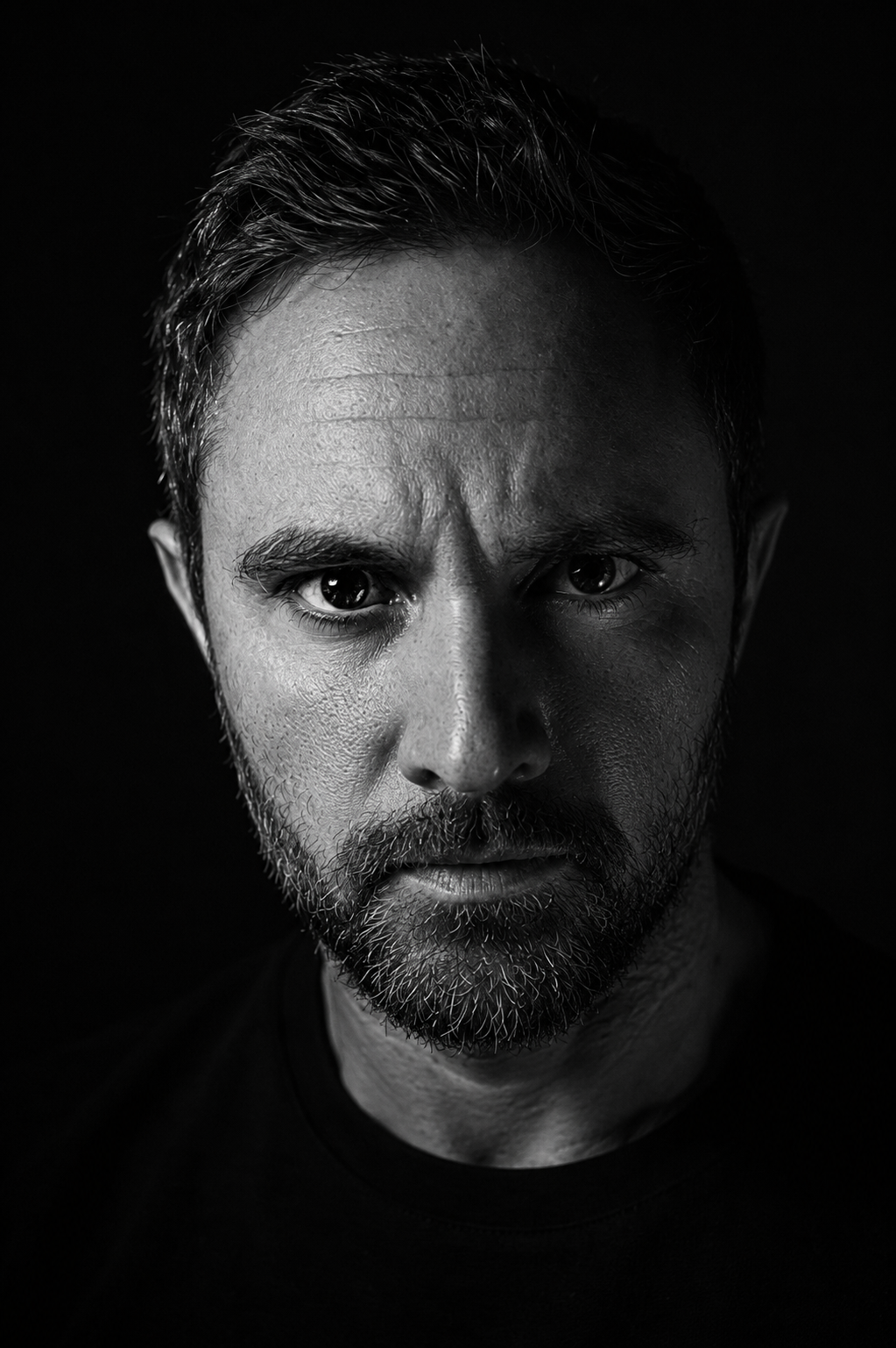 Portrait noir et blanc dramatique avec lumière latérale forte