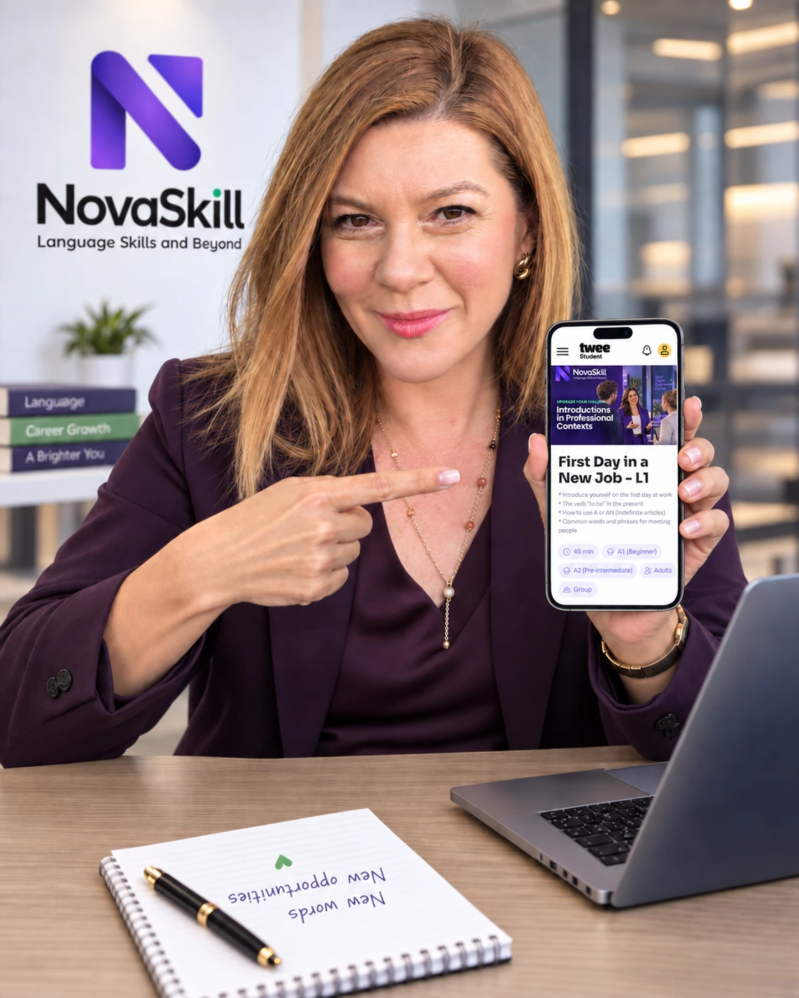 Sasha Moldovan prezentând platforma NovaSkill pe telefon