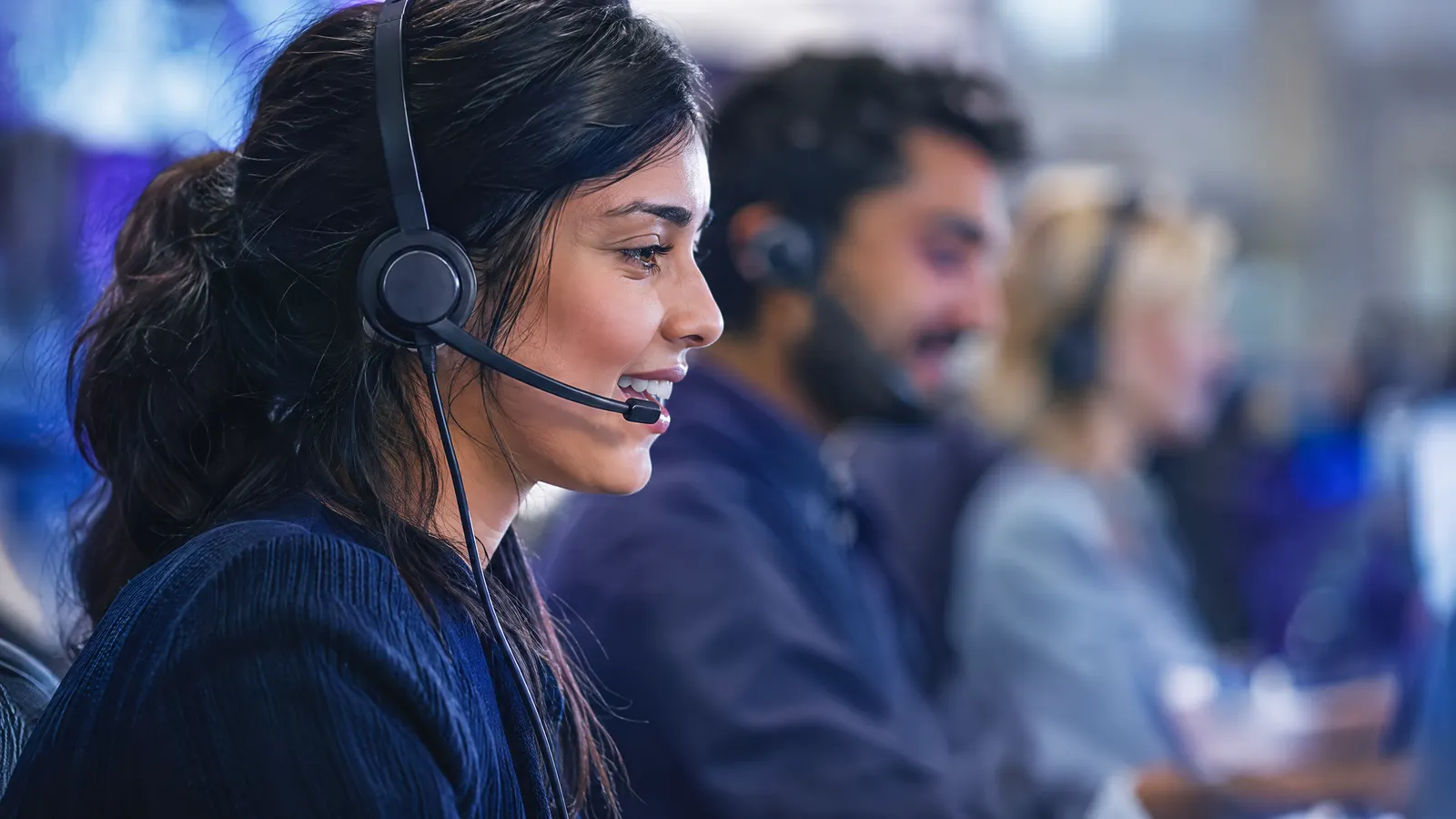 Agent de customer support cu căști, care vorbește la telefon în limba franceză