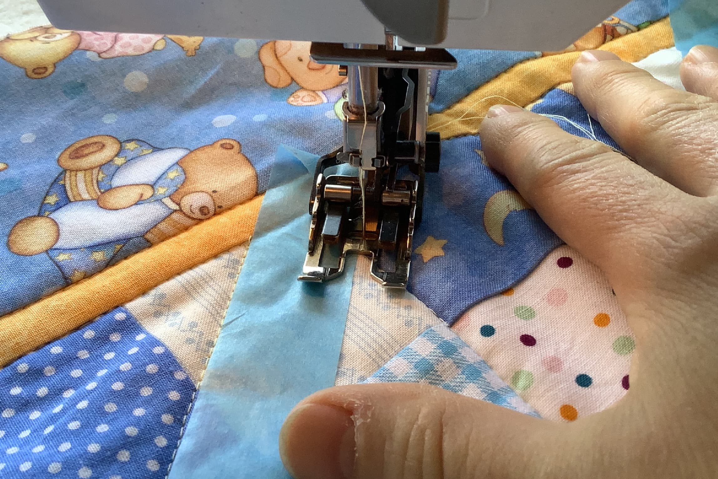 quilting på symaskin med overtransportør etter markeringer laget med malertape