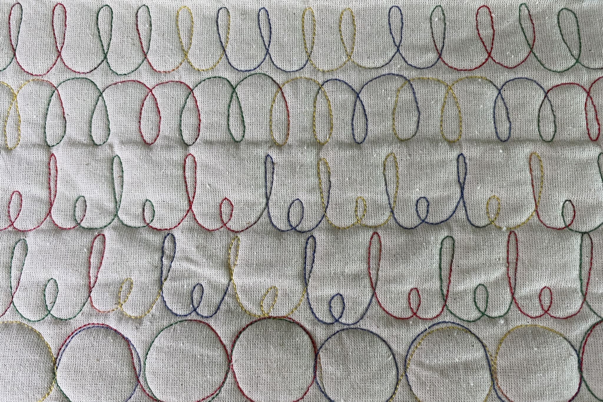 Prøvelapp med quilting. rader av formene e, l og o
