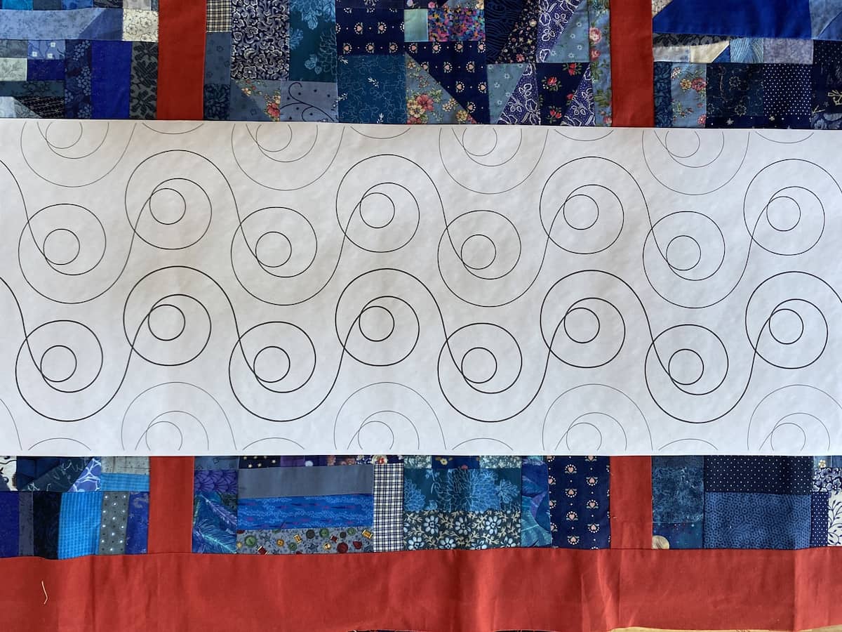 Papirpantograf Mod Dotz, copyright Patricia E. Ritter, 2013, lagt over en quilttopp.