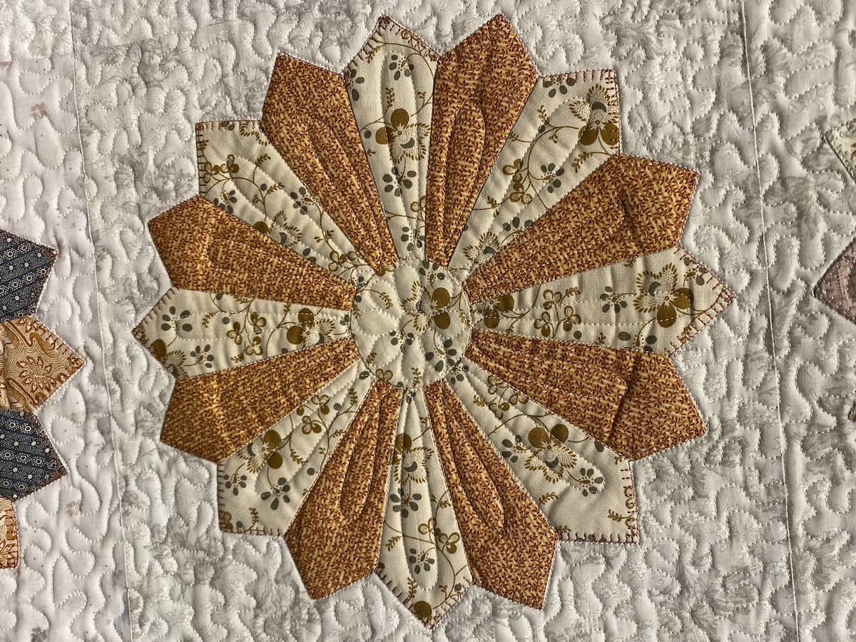Utsnitt av en Dresden plate i en ferdig quiltet quilt