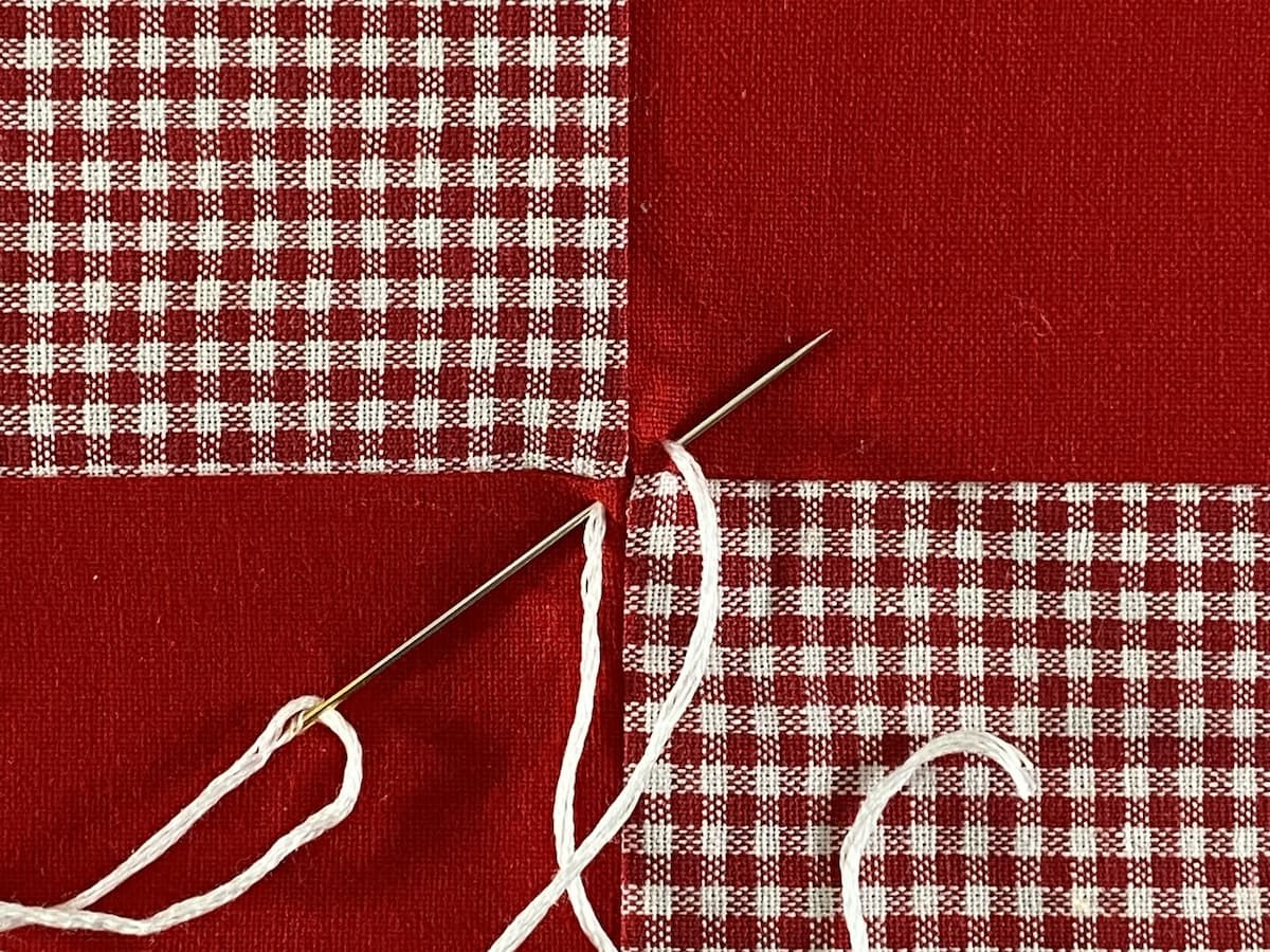 Dobbeltsting for knyting av en quilt