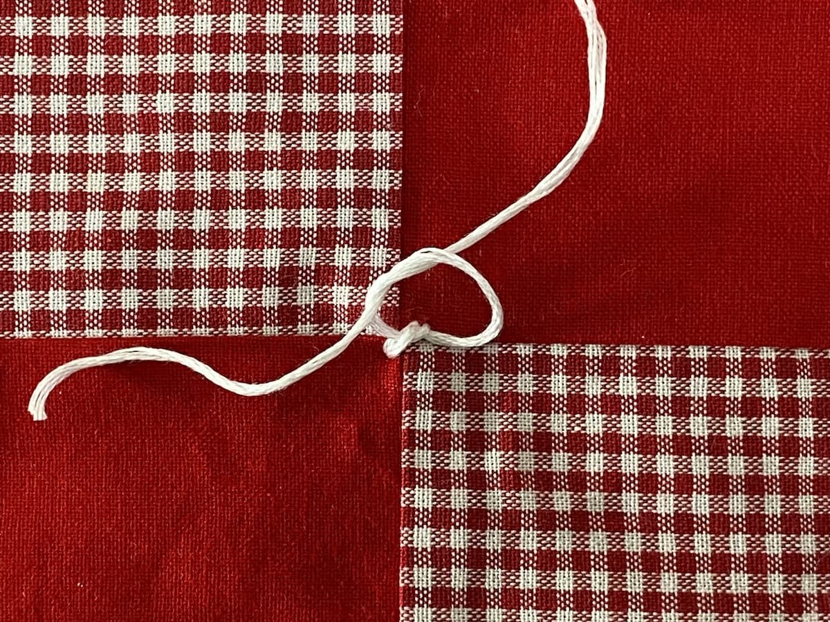Knyter en knute på en quilt