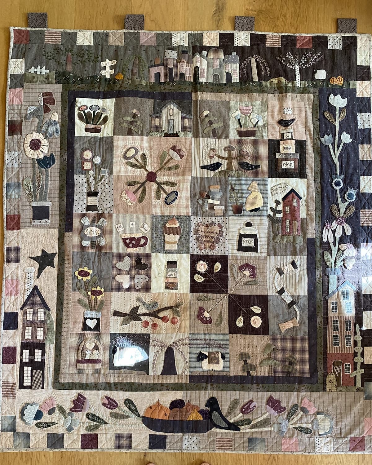 Bile av en applikert og håndquiltet quilt i countrystil, men i duse farger Bile av en applikert og håndquiltet quilt i countrystil, men i duse farger