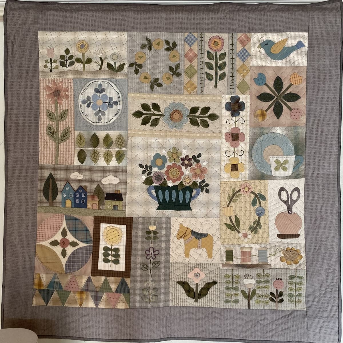En applikert quilt i duse farger En applikert quilt i duse farger