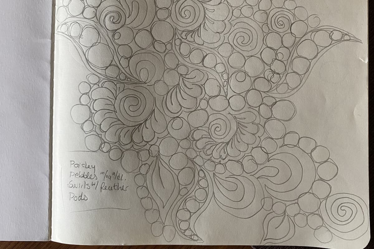 Side fra en tegneblokk med quilting doodles
