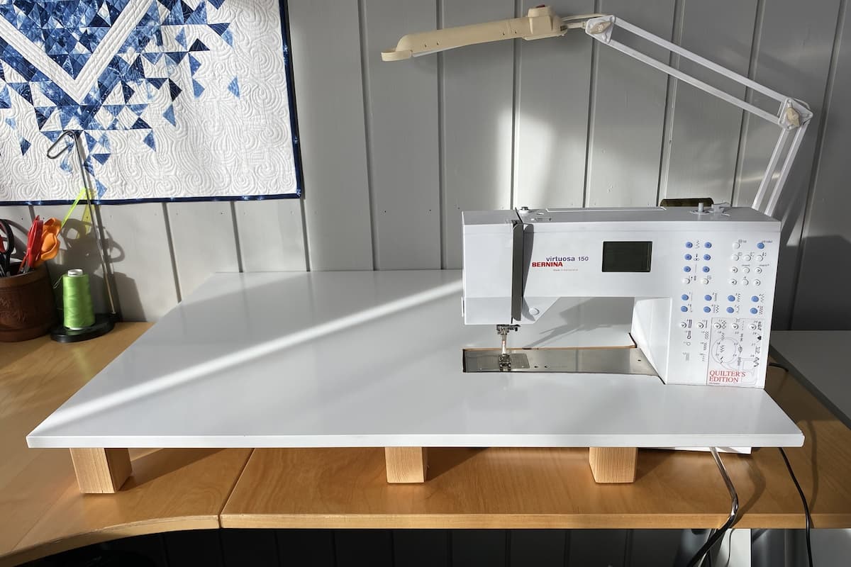DIY forlengelsesbord for symaskin laget av MDF-plate.