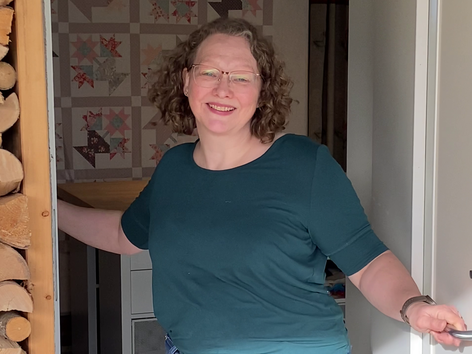 smilende dame holder døren til Randida quiltestudio åpen smilende dame holder døren til Randida quiltestudio åpen
