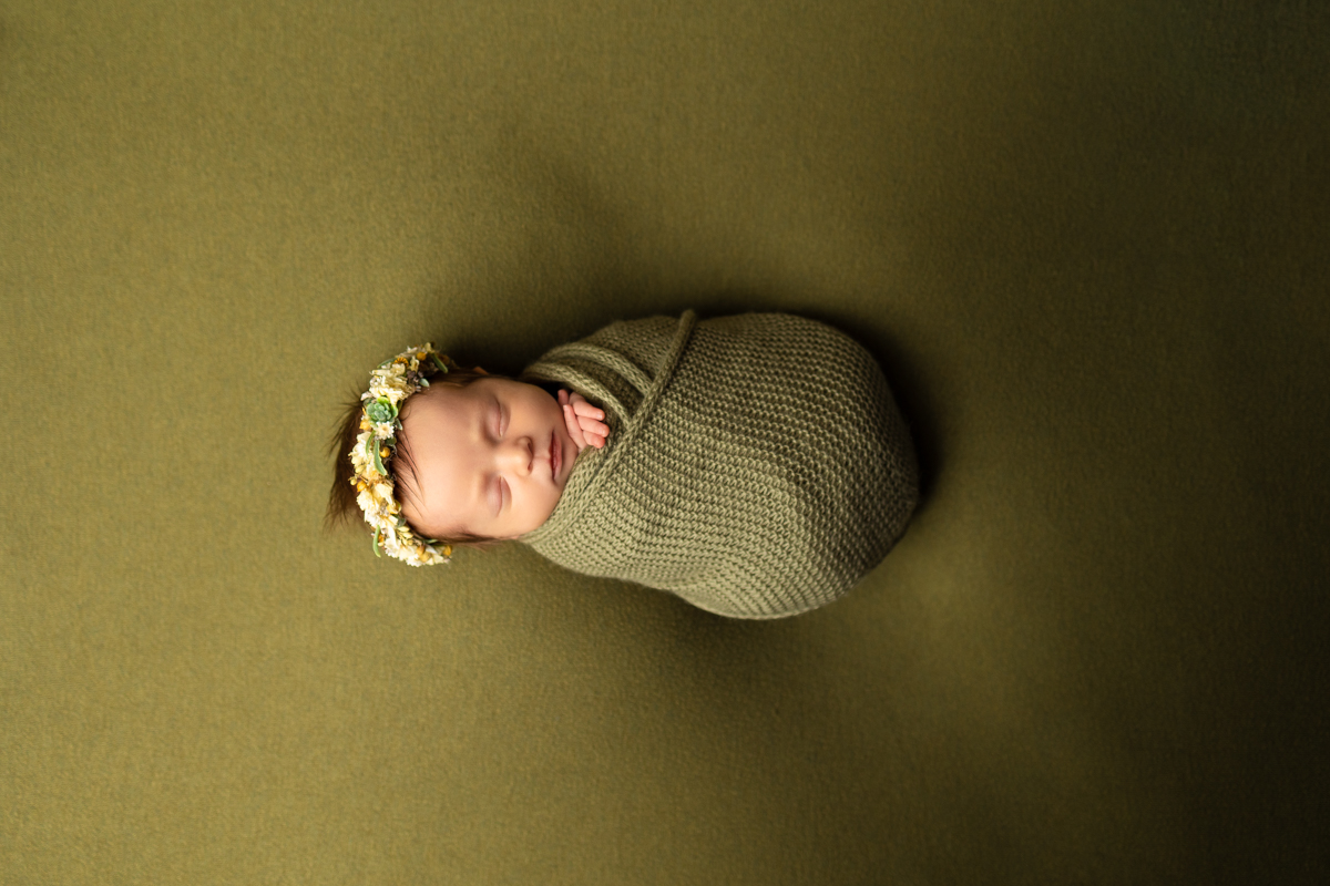 Newborn-Baby in sanften Tönen