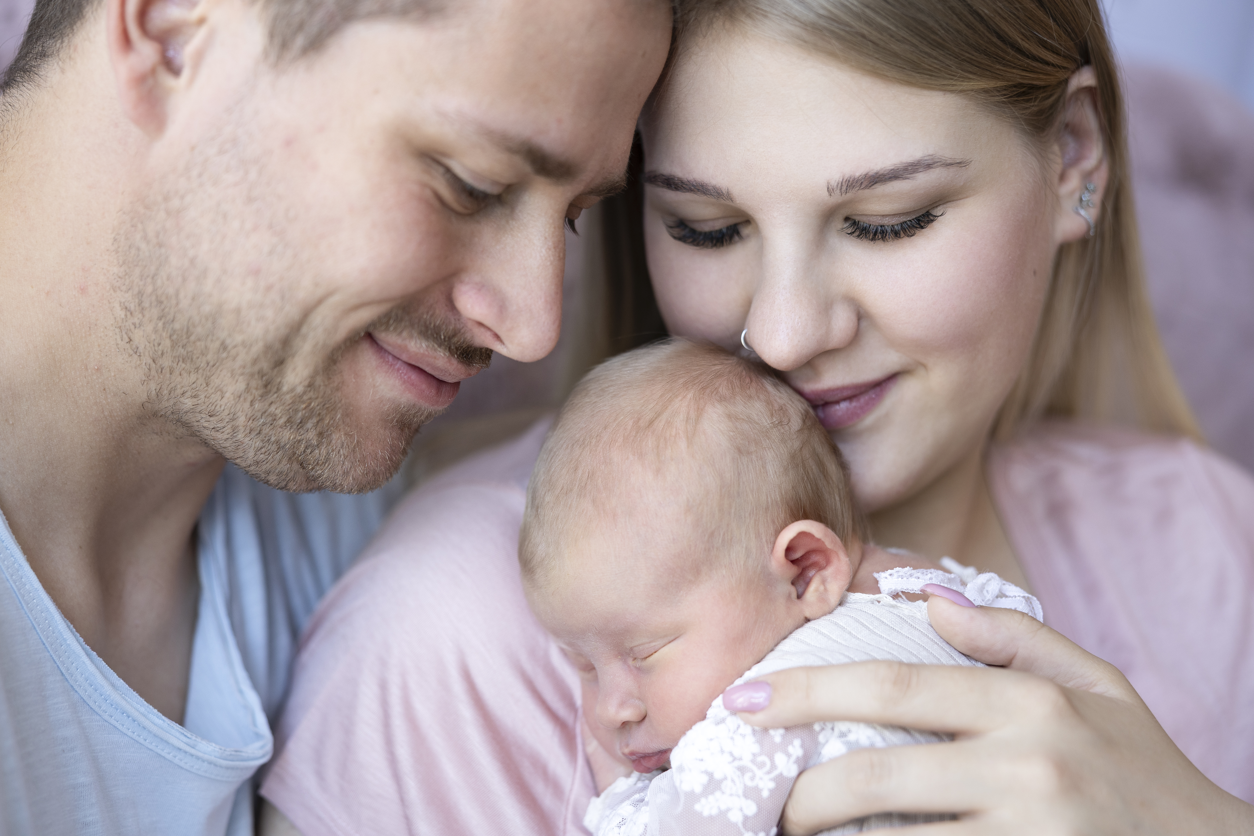 Mockup eines aufgeschlagenen Newborn-Fotoalbums