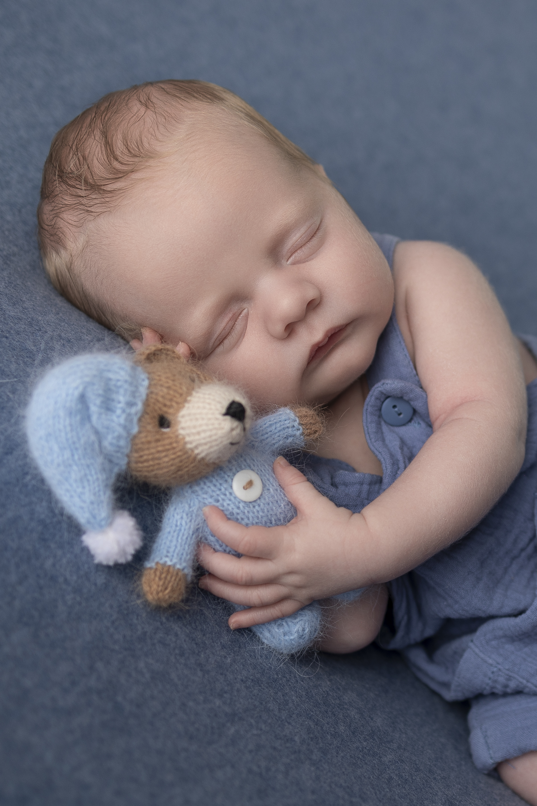 Newborn-Baby in sanften Tönen