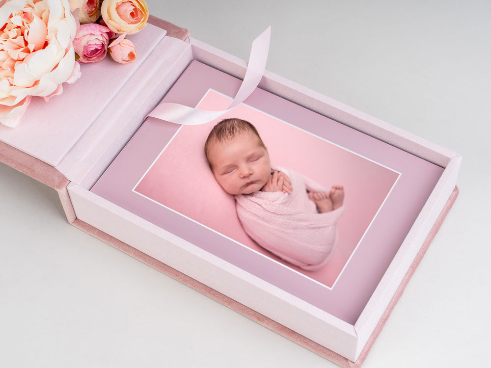 Newborn auf einer Häkeldecke