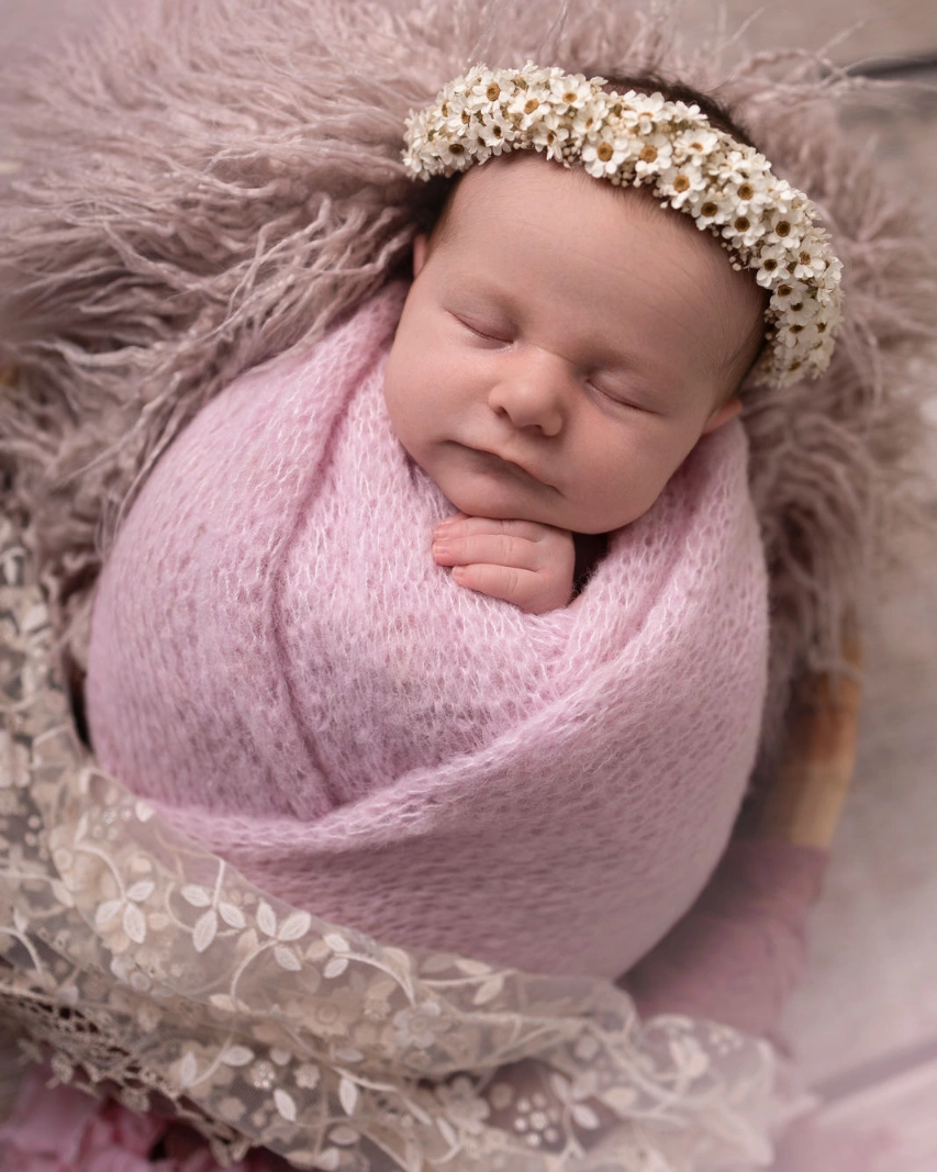 Newborn-Detail in warmen Tönen