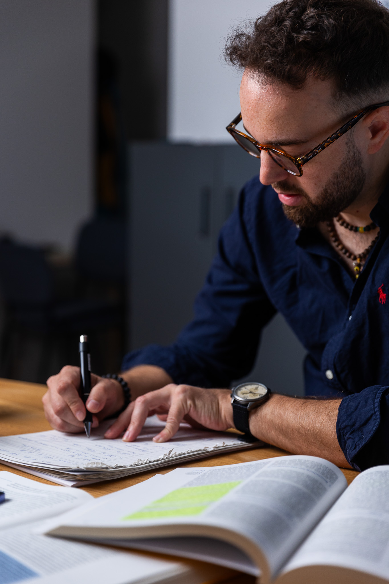 Christopher Jung bei der Fallarbeit an den MPU-Kriterien