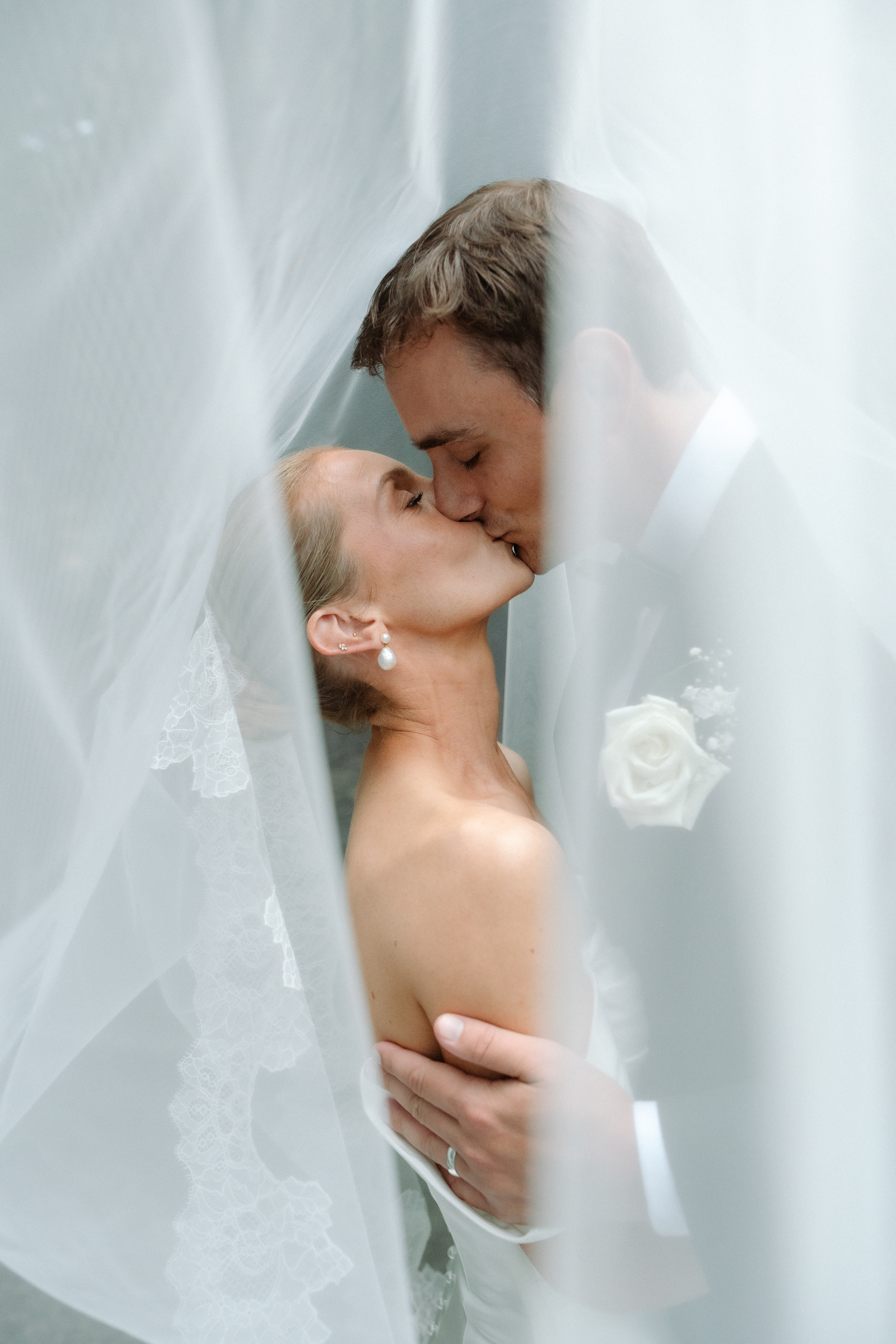 A kiss under the veil