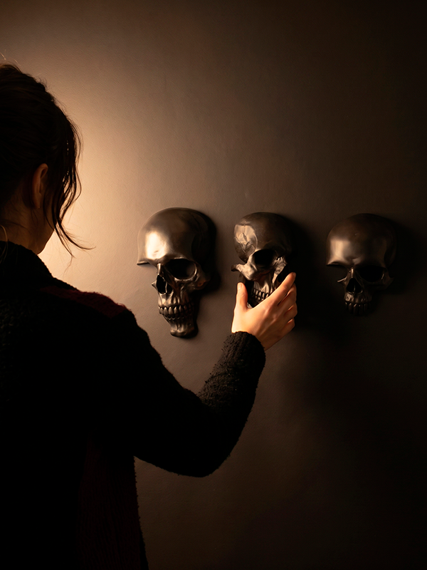 MAVRA Skull Wall Decor — 3 anatomical skulls in matte polyresin