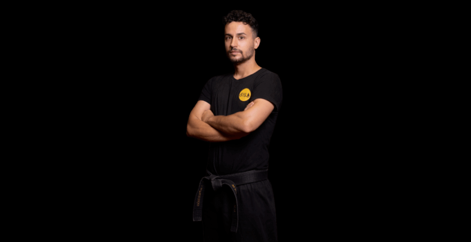 Entrenador de Mugendo en el dojo, clases de defensa personal para mujeres en Barcelona