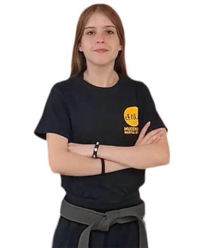 Jenifer Delgado, instructora de Mugendo Sant Andreu, de brazos cruzados con la camiseta del centro