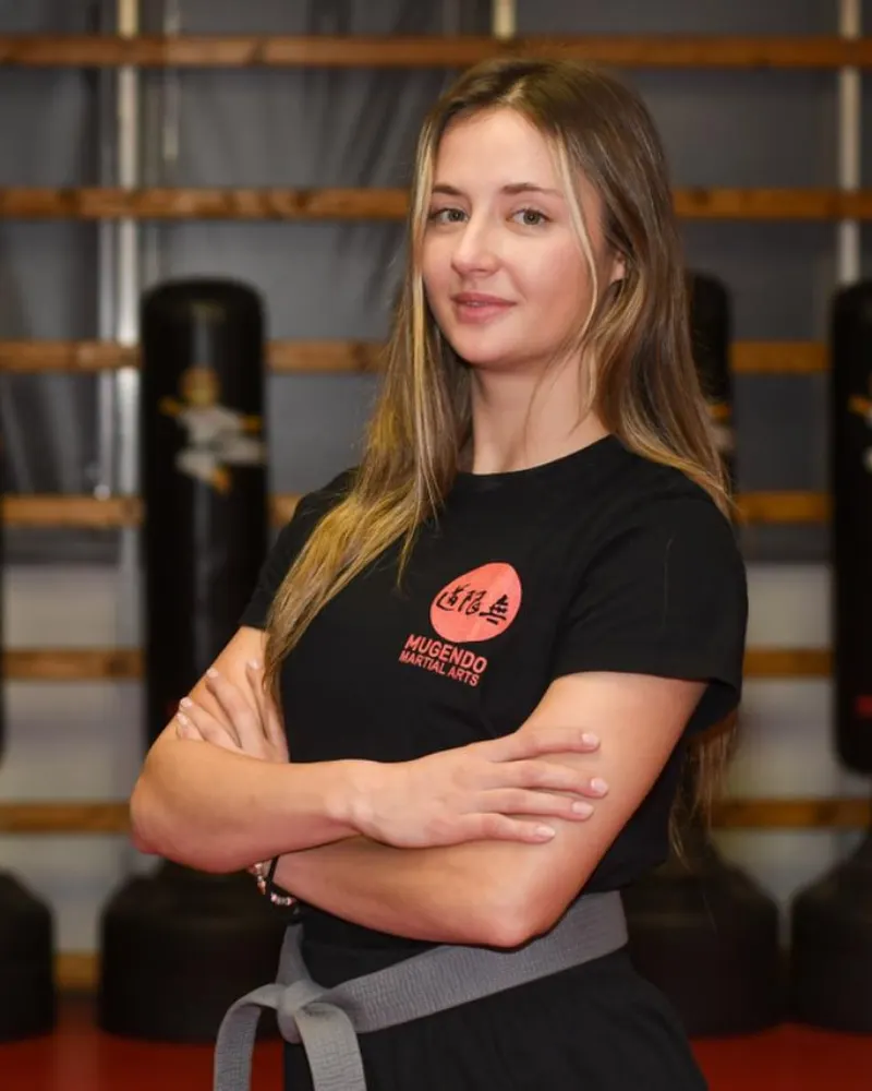Ingrid Gress, instructora de Mugendo Tetuán, de brazos cruzados en el dojo