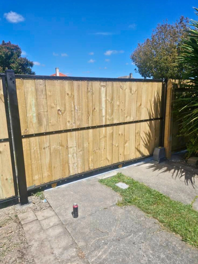 Automatic Timber Gate in Steel Frame