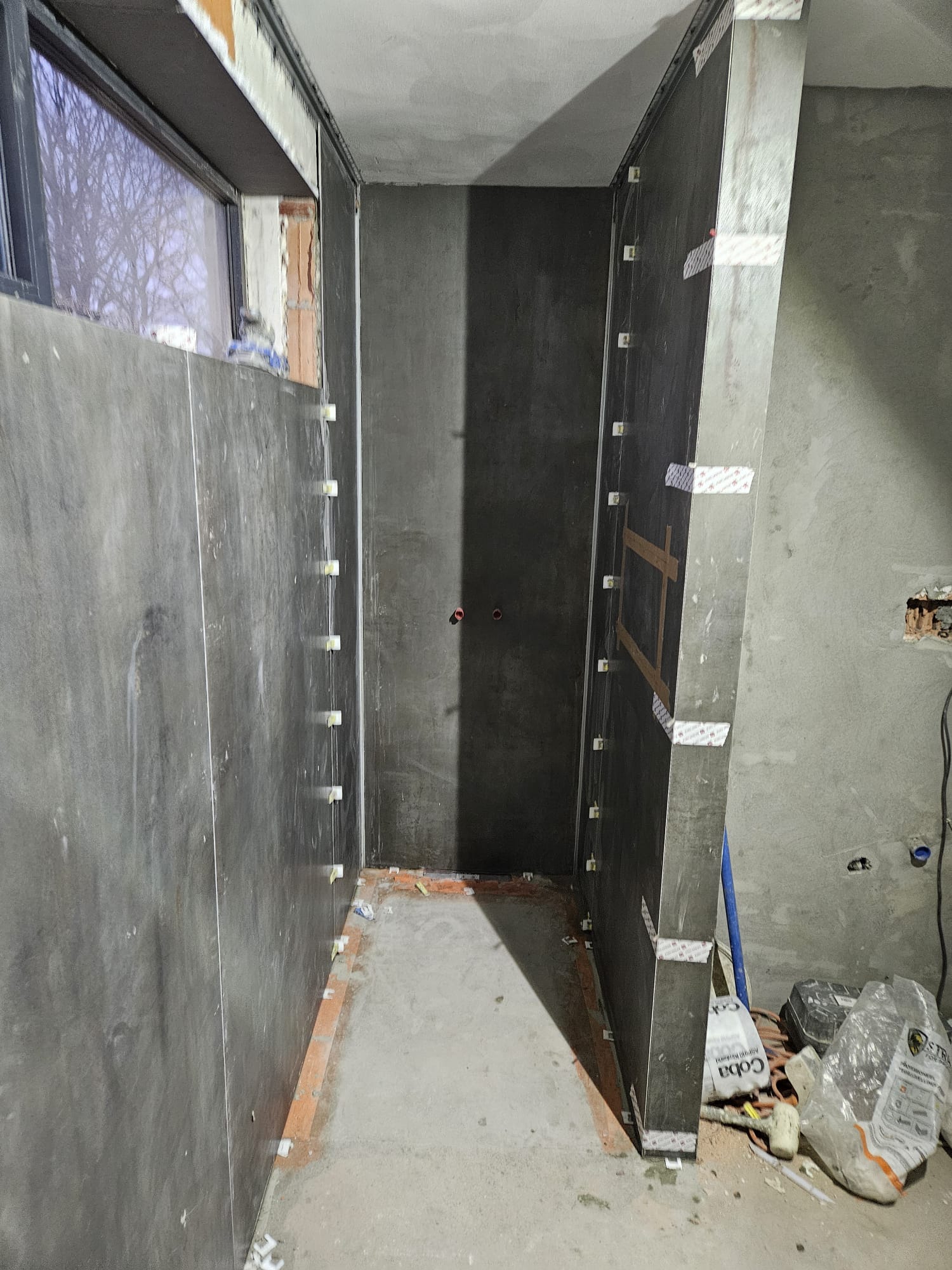 Toilet betegeld met strakke wandtegels