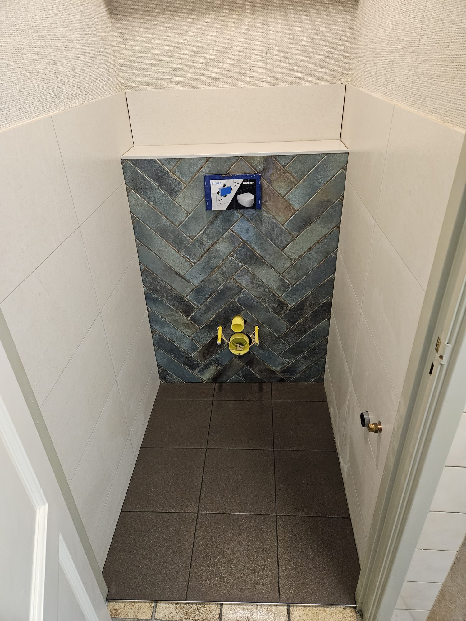 Detail van tegelwerk in toiletruimte in Oisterwijk