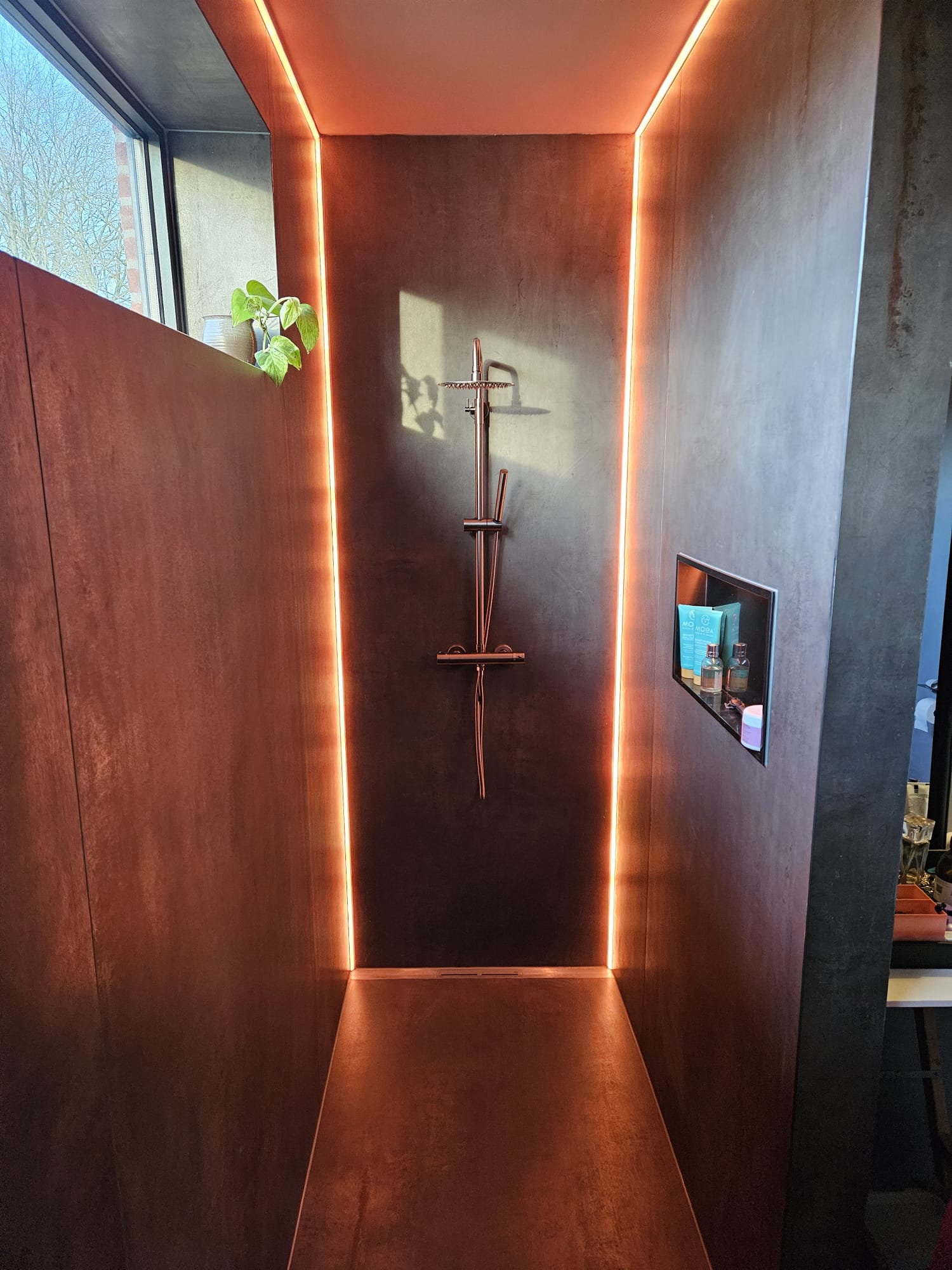 Detail van tegelwerk in moderne badkamer