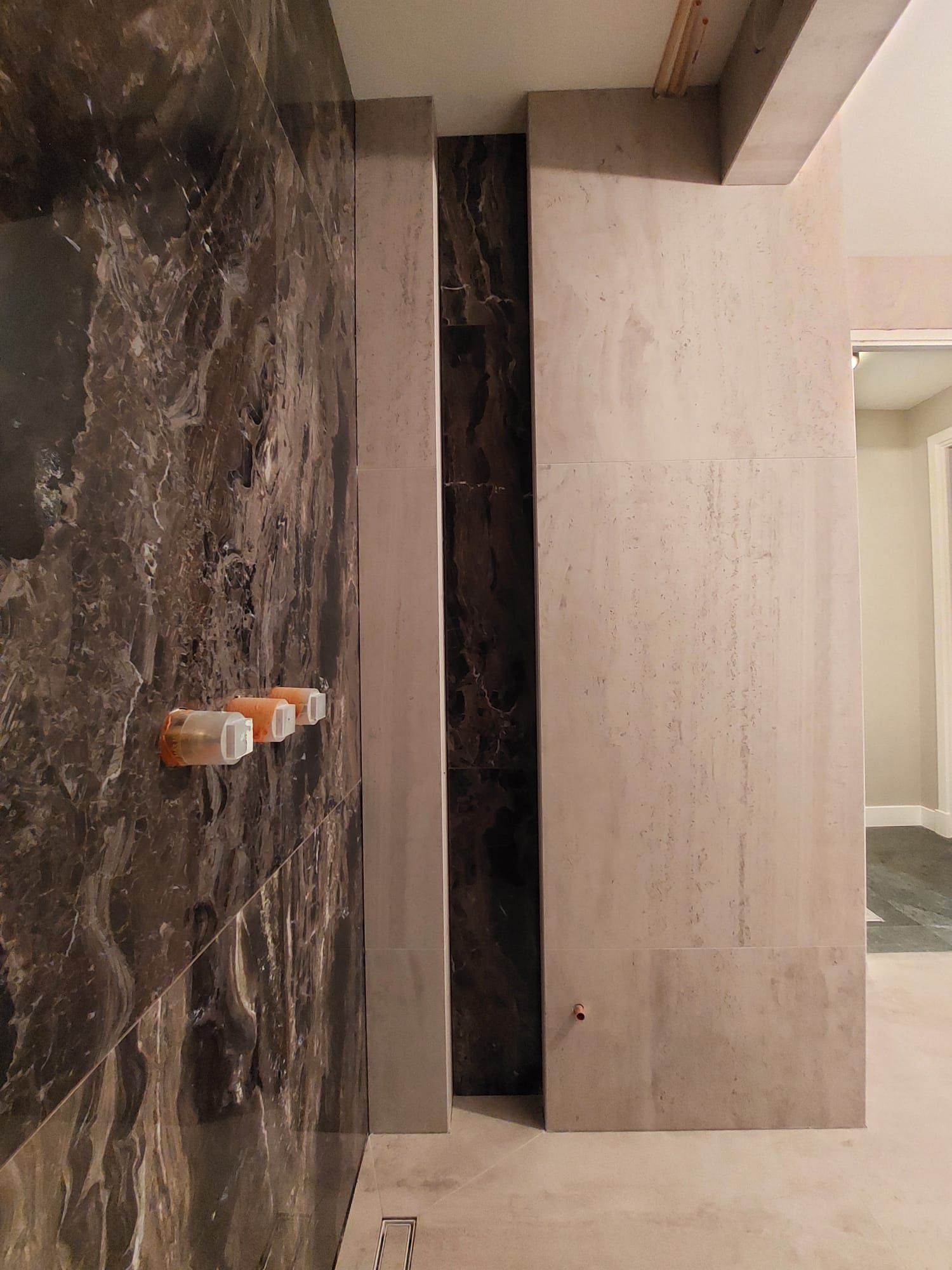 Werkimpressie tegelproject badkamer door Jan van den Oetelaar