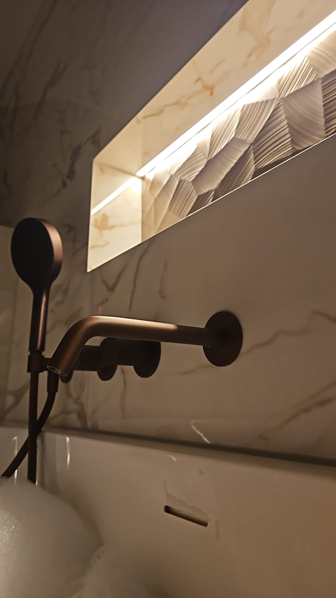Detail van tegelwerk in moderne badkamer in Oisterwijk
